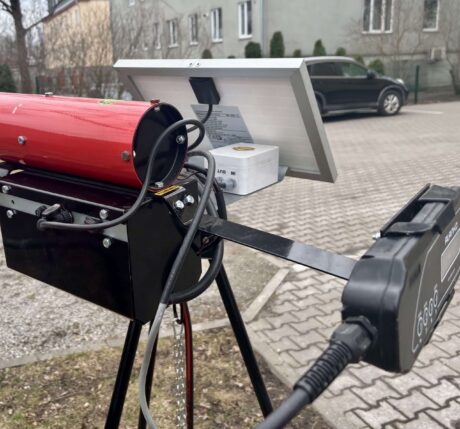 Dujinė patranka besisukantis trikojis sumontuotas lauke